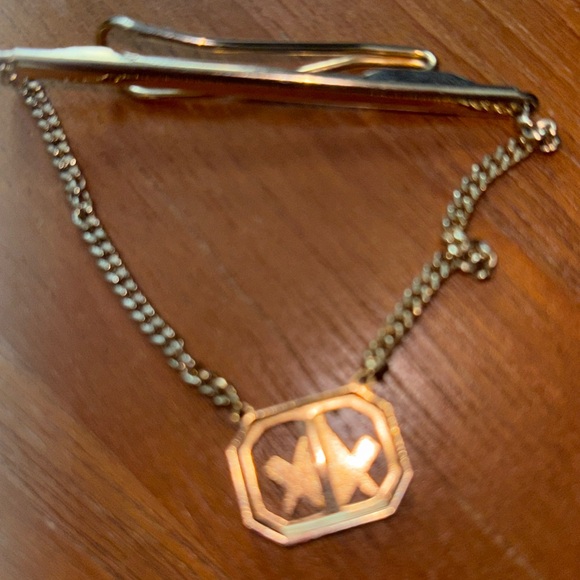 Vintage  Gold Tone Free Masons Tie Bar With Curb Chain - Picture 5 of 5